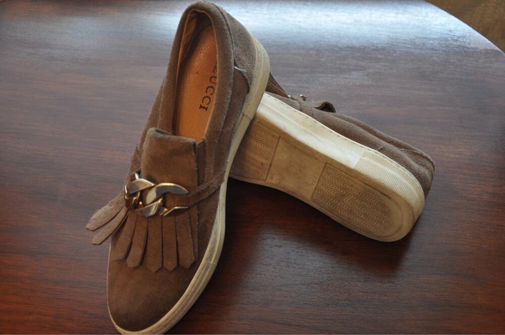 Sesto Meucci Calyce Kiltie Sneakers Taupe Suede Gold Chain Slip-On Sz 8 M